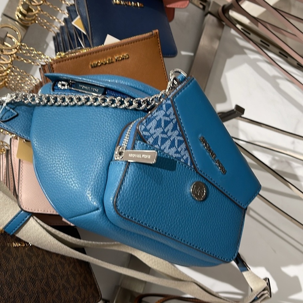 MICHAEL KORS
Maisie Large Pebbled Leather 2-in-1 Sling Pack
Teal
NWT - Picture 9 of 16